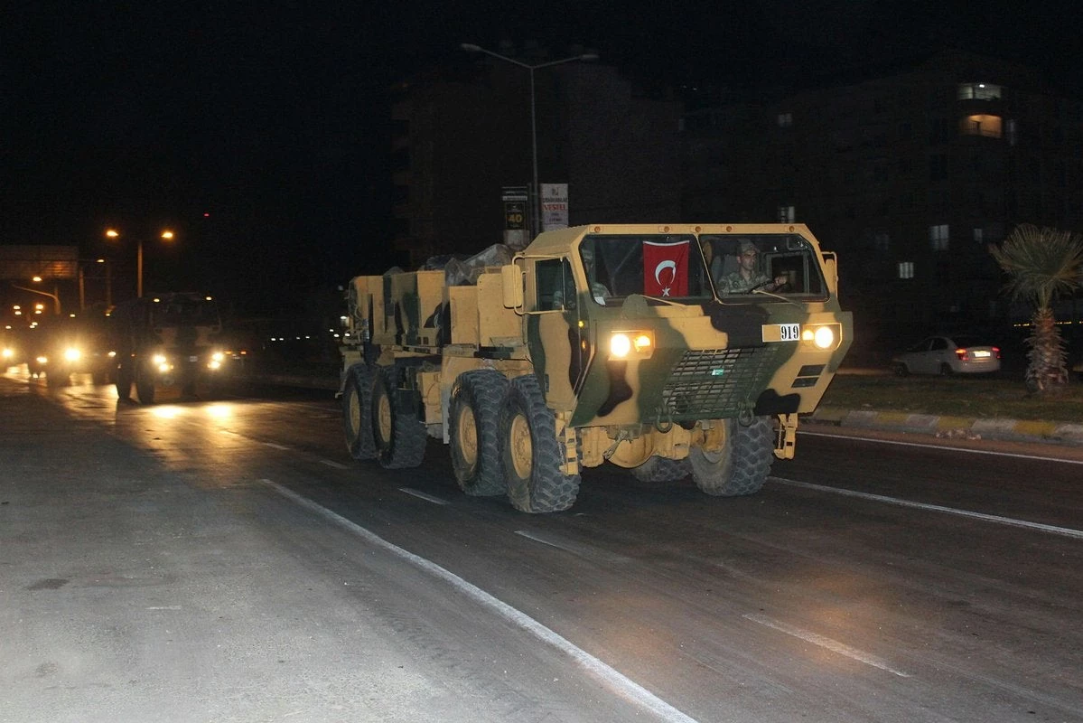 Μαζική μετακίνηση δυνάμεων στη ΒΔ Συρία: Τουρκική στρατιωτική φάλαγγα εισήλθε στο Ιντλίμπ – Μεγάλος αριθμός πυροβόλων και αρμάτων μάχης – Βίντεο